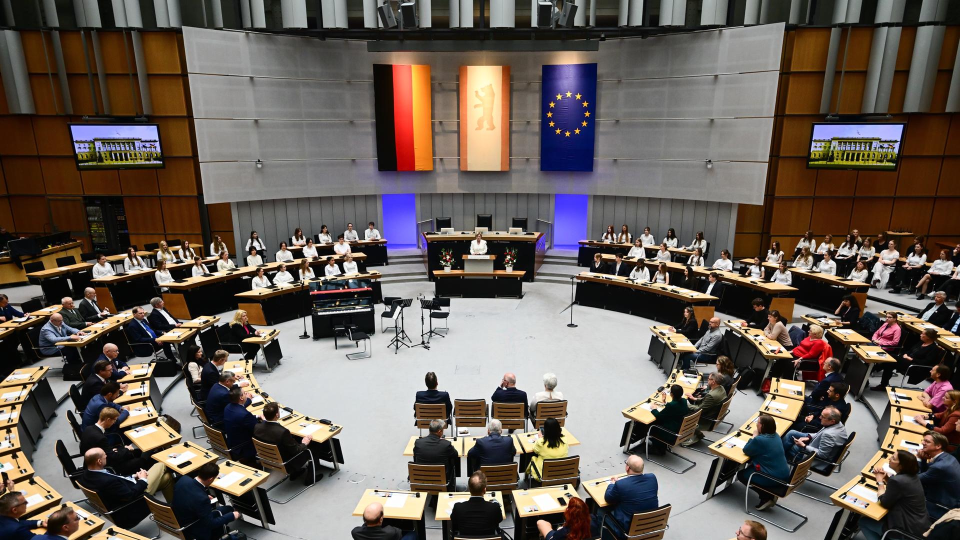Cornelia Seibeld, Präsidentin des Abgeordnetenhauses, spricht während einer Gedenkstunde zur Umbenennung des Platzes vor dem Berliner Abgeordnetenhaus in «Margot-Friedländer-Platz».