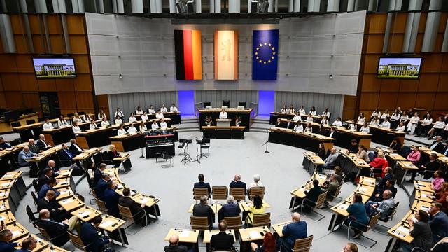 Cornelia Seibeld, Präsidentin des Abgeordnetenhauses, spricht während einer Gedenkstunde zur Umbenennung des Platzes vor dem Berliner Abgeordnetenhaus in «Margot-Friedländer-Platz».