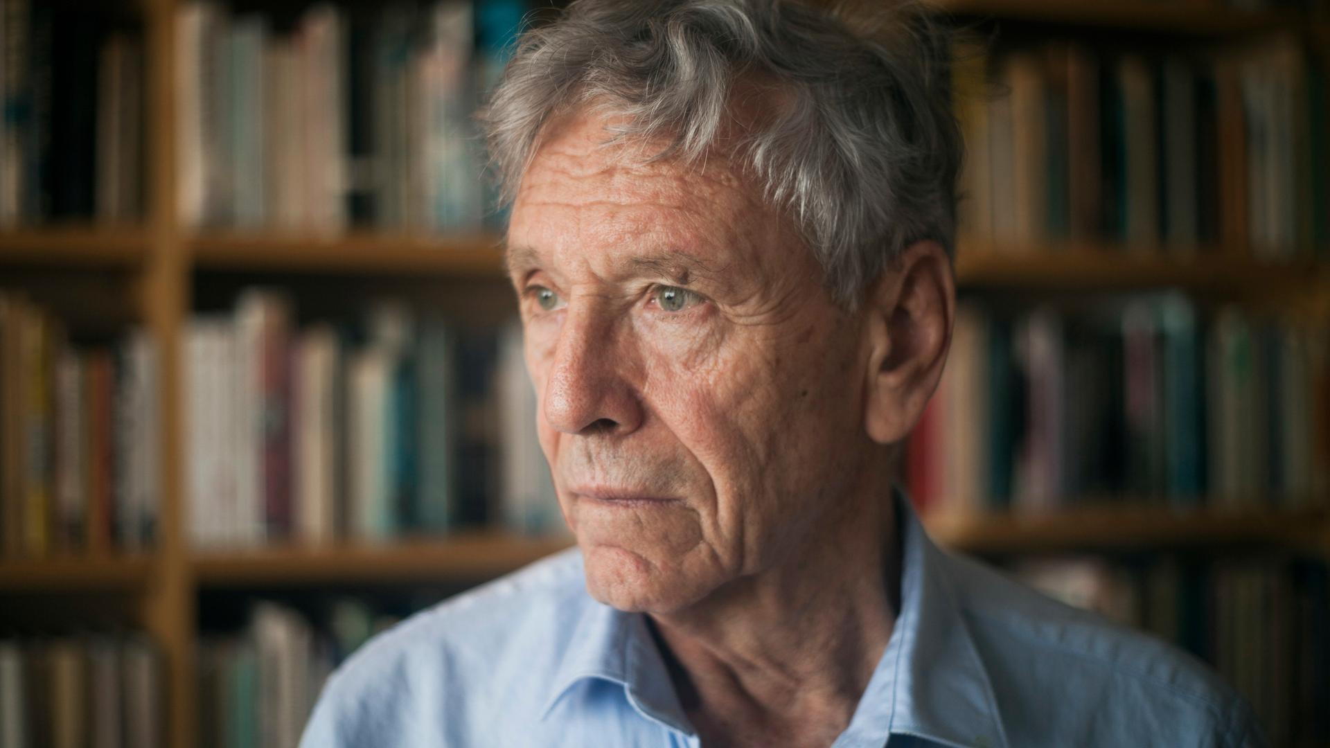 Der israelische Schriftsteller Amos Oz auf einer älteren Aufnahme in seinem Haus in Tel Aviv. 