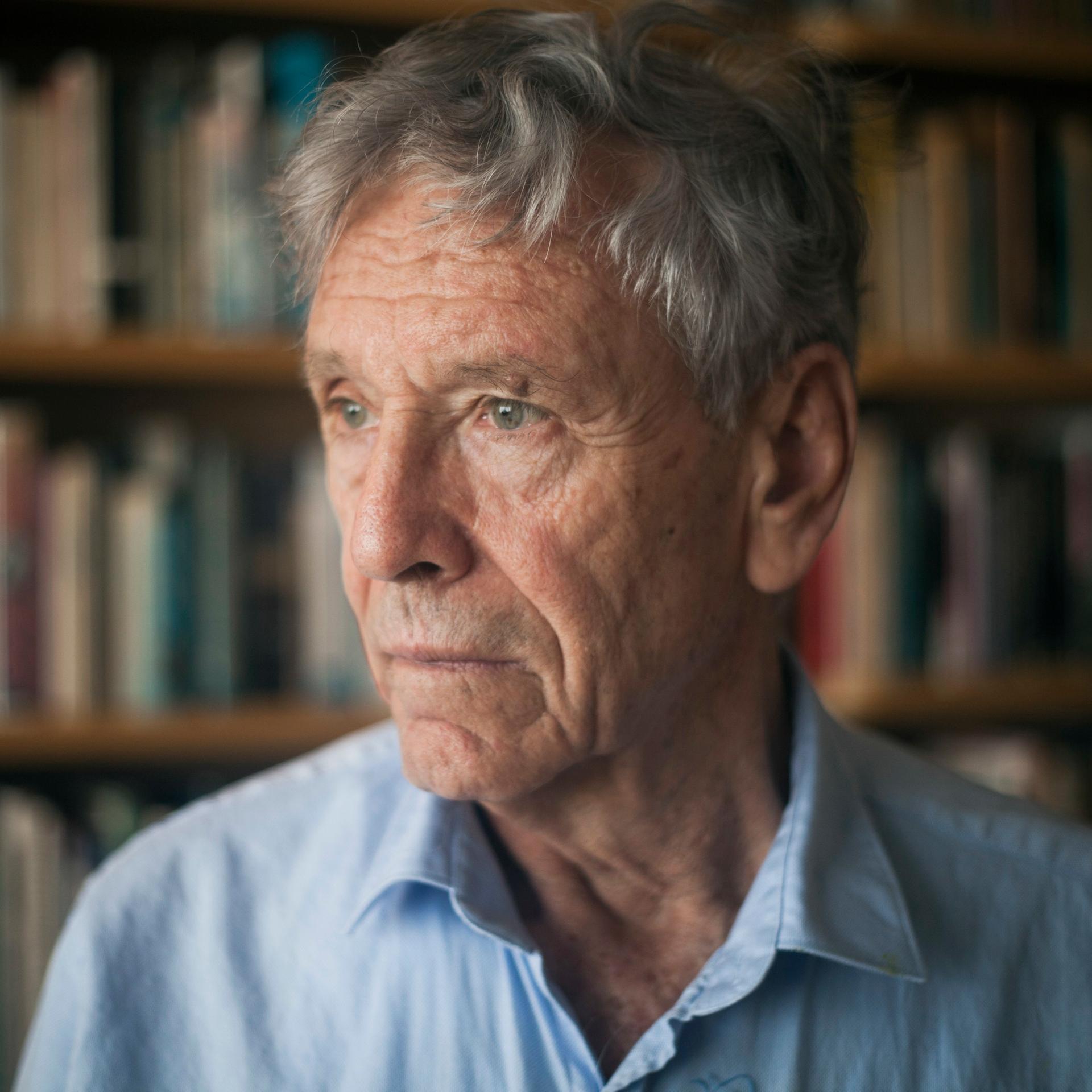 Der israelische Schriftsteller Amos Oz in seinem Haus in Tel Aviv, Mittwoch, 4. November 2015.