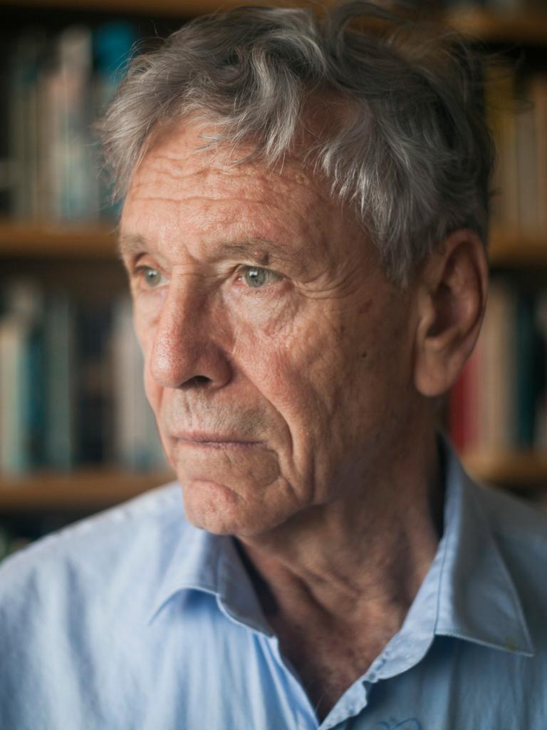 Der israelische Schriftsteller Amos Oz auf einer älteren Aufnahme in seinem Haus in Tel Aviv. 