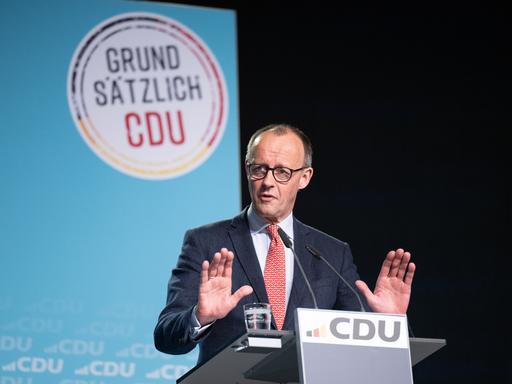 Friedrich Merz, Bundesvorsitzender der CDU, spricht auf der CDU-Grundsatzprogrammkonferenz in Chemnitz. Die Konferenz ist eine von sechs bundesweit, bei denen über das neue Grundsatzprogramm der CDU diskutiert wird.