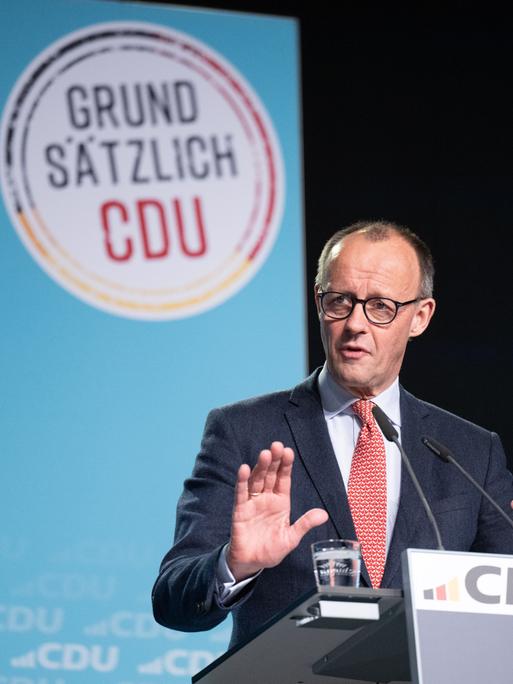 Friedrich Merz, Bundesvorsitzender der CDU, spricht auf der CDU-Grundsatzprogrammkonferenz in Chemnitz. Die Konferenz ist eine von sechs bundesweit, bei denen über das neue Grundsatzprogramm der CDU diskutiert wird.