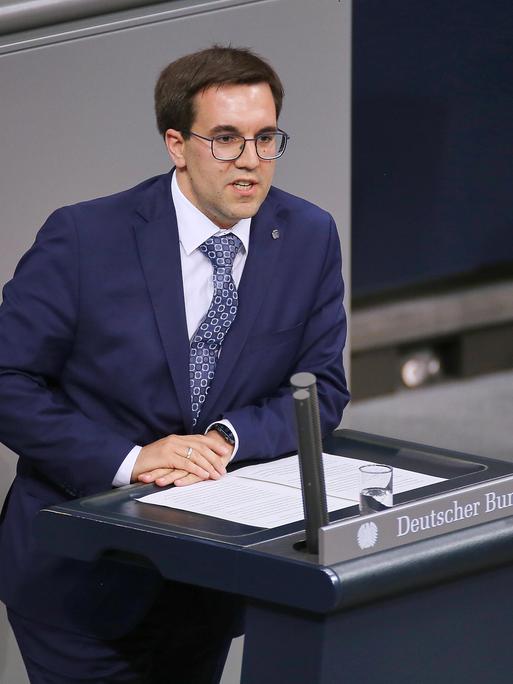 Bundestagsabgeordneter Konrad Körner, CSU, spricht am Rednerpult im Deutschen Bundestag Bundestagsabgeordneter Konrad Körner, CSU, spricht am Rednerpult im Deutschen Bundestag