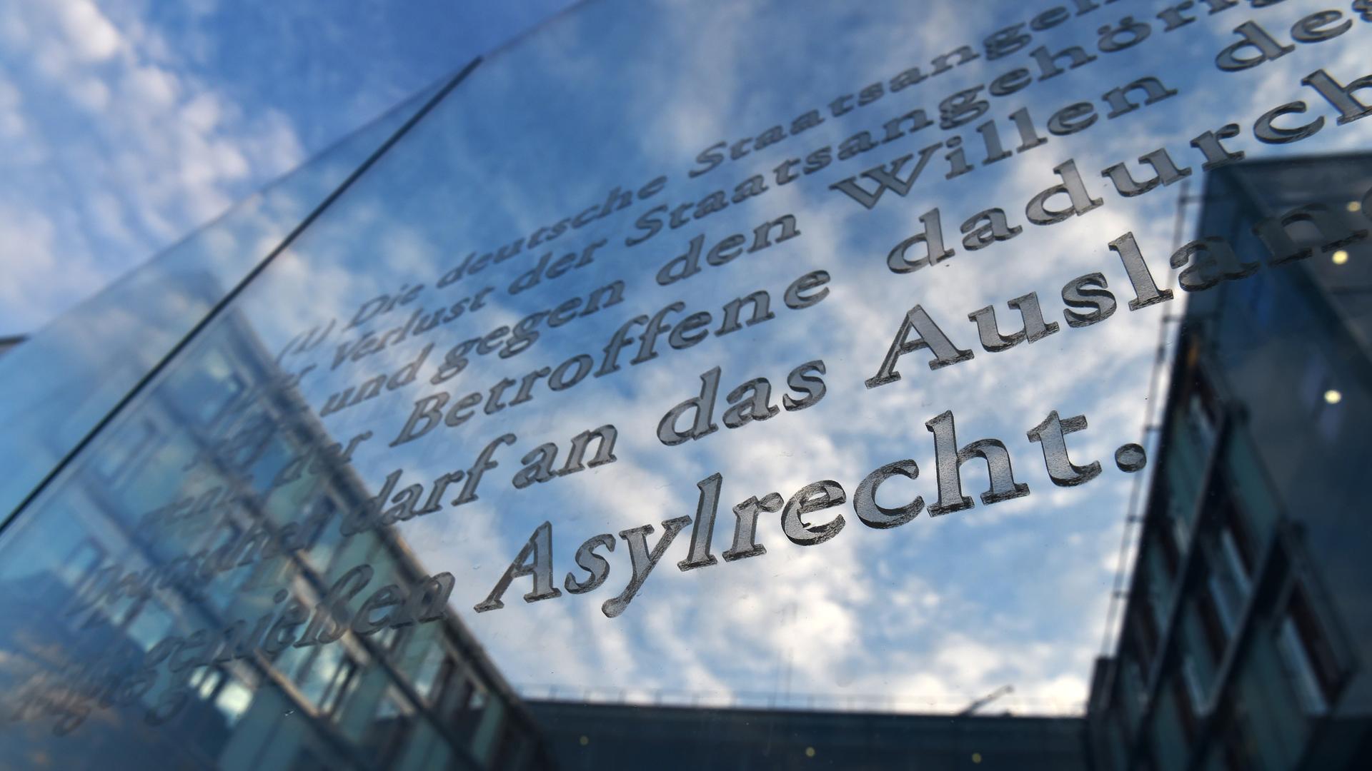 Der Artikel 16 des Grundgesetzes auf einer Plexiglasscheibe am Reichstag.