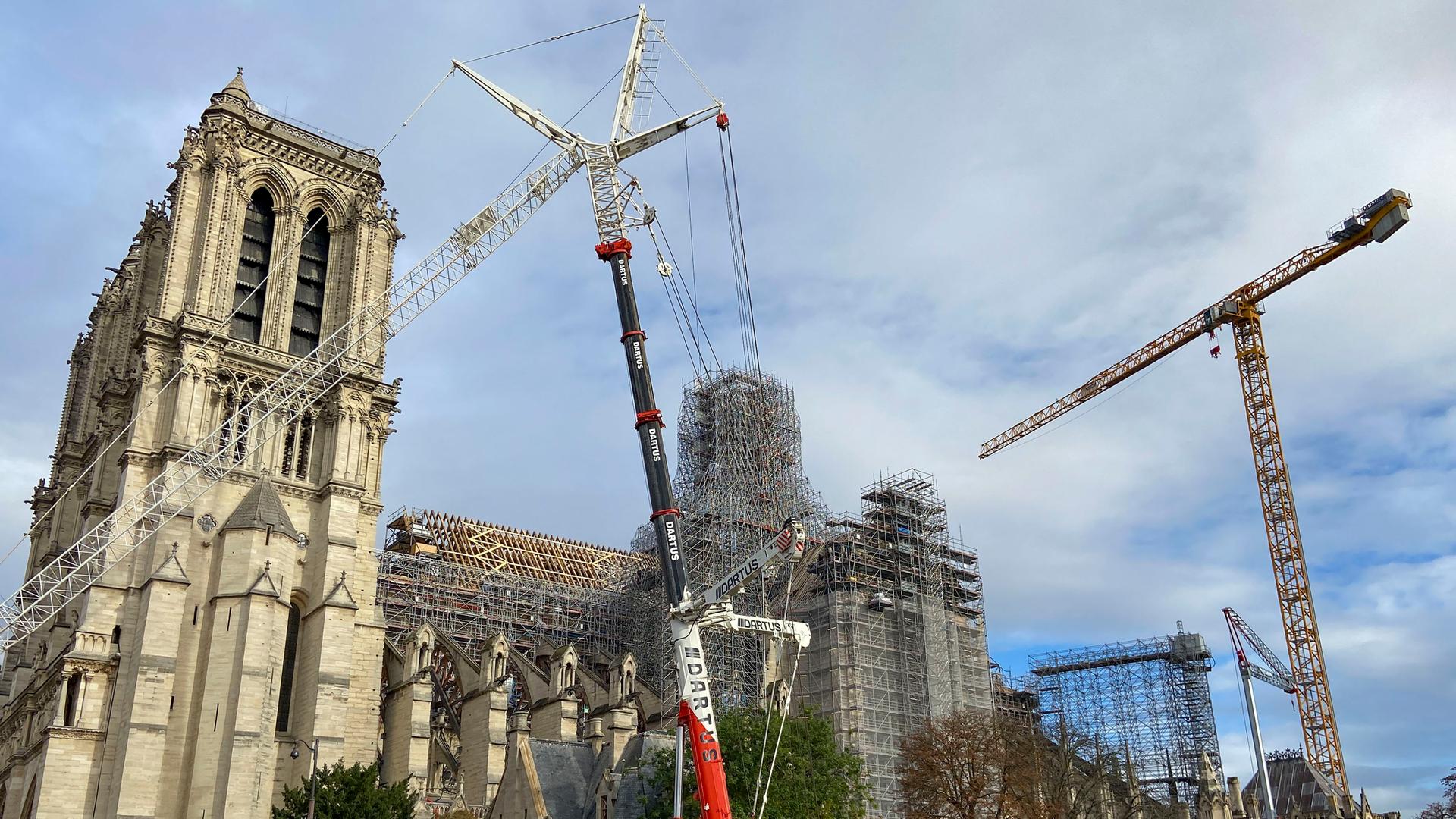 Das Bild zeigt die Bauarbeiten an der Kathedrale Notre-Dame de Paris, in der am 15. April 2019 ein Großbrand entstanden war. Viele Teile des Dachstuhls verbrannten und werden nun wieder aufgebaut. 