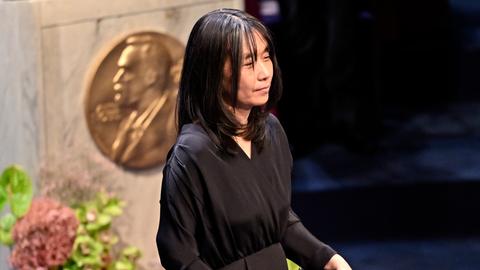 Han Kang, Nobelpreistägerin in Literatur, hält ihre Auszeichnung bei der Verleihung in Stockholm im Jahr 2024.