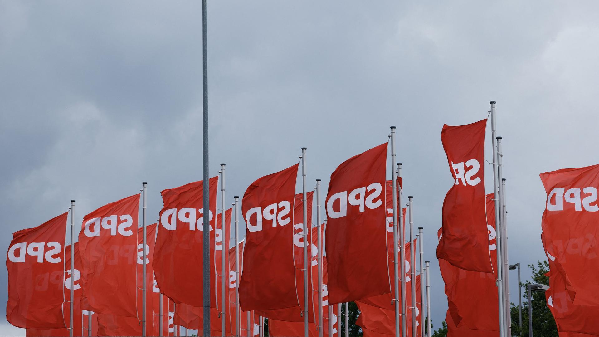 Fahnen mit dem SPD-Logo flattern im Wind. Fahnen mit dem SPD-Logo flattern im Wind.
