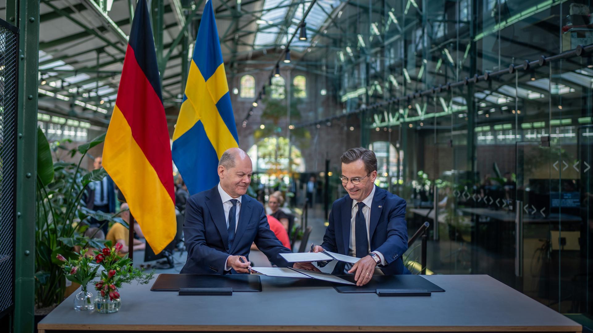 Schweden, Stockholm: Bundeskanzler Olaf Scholz (SPD) unterzeichnet neben Ulf Kristersson (r), Ministerpräsident von Schweden, eine gemeinsame Erklärung mit dem Titel "Joint Declaration of Intent on a Strategic Innovation partnership for security, green and digital transition". Schweden, Stockholm: Bundeskanzler Olaf Scholz (SPD) unterzeichnet neben Ulf Kristersson (r), Ministerpräsident von Schweden, eine gemeinsame Erklärung mit dem Titel "Joint Declaration of Intent on a Strategic Innovation partnership for security, green and digital transition".