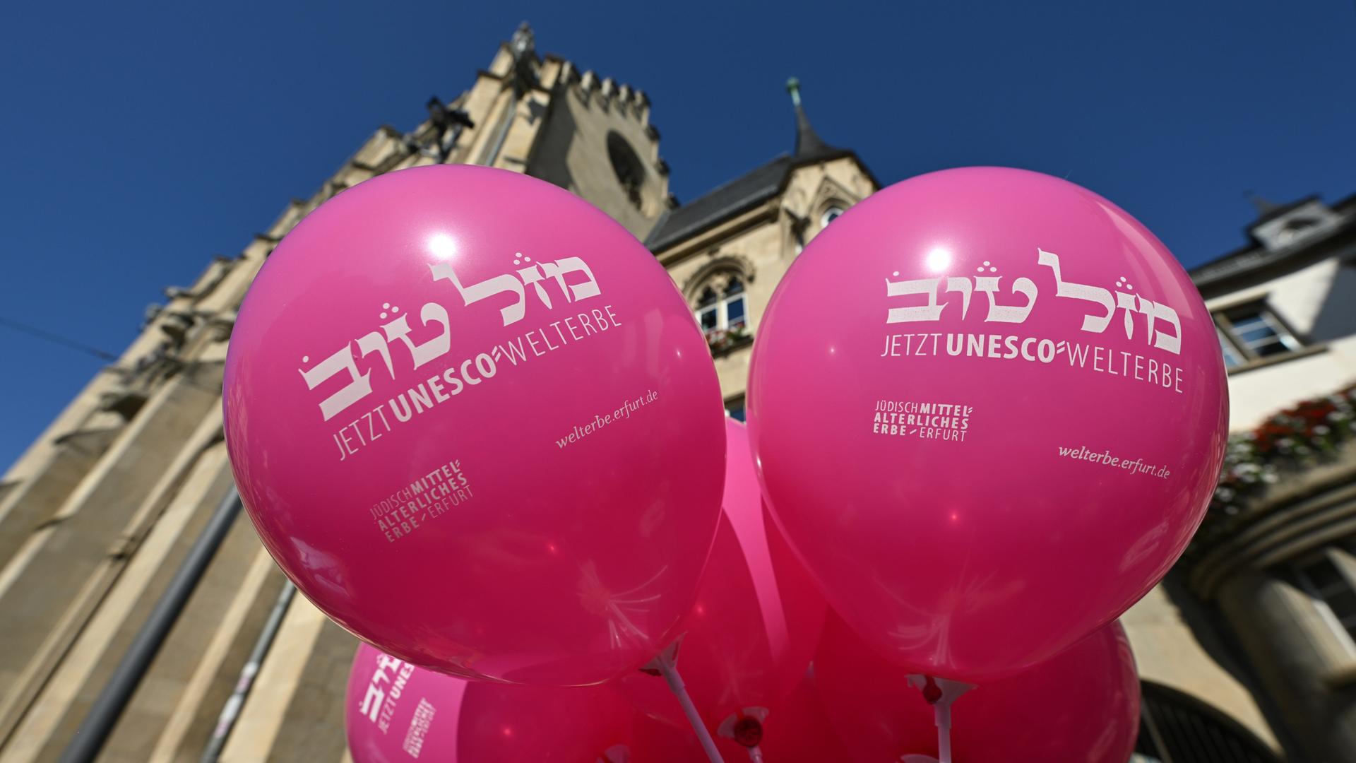 Erfurt feiert die Aufnahme des Jüdisch-Mittelalterlichen Erbe der Stadt Erfurt als Unesco-Weltkulturerbe. „Jetzt UNESCO-Welterbe“ steht auf den rosa Luftballons vor dem Erfurter Rathaus. 
