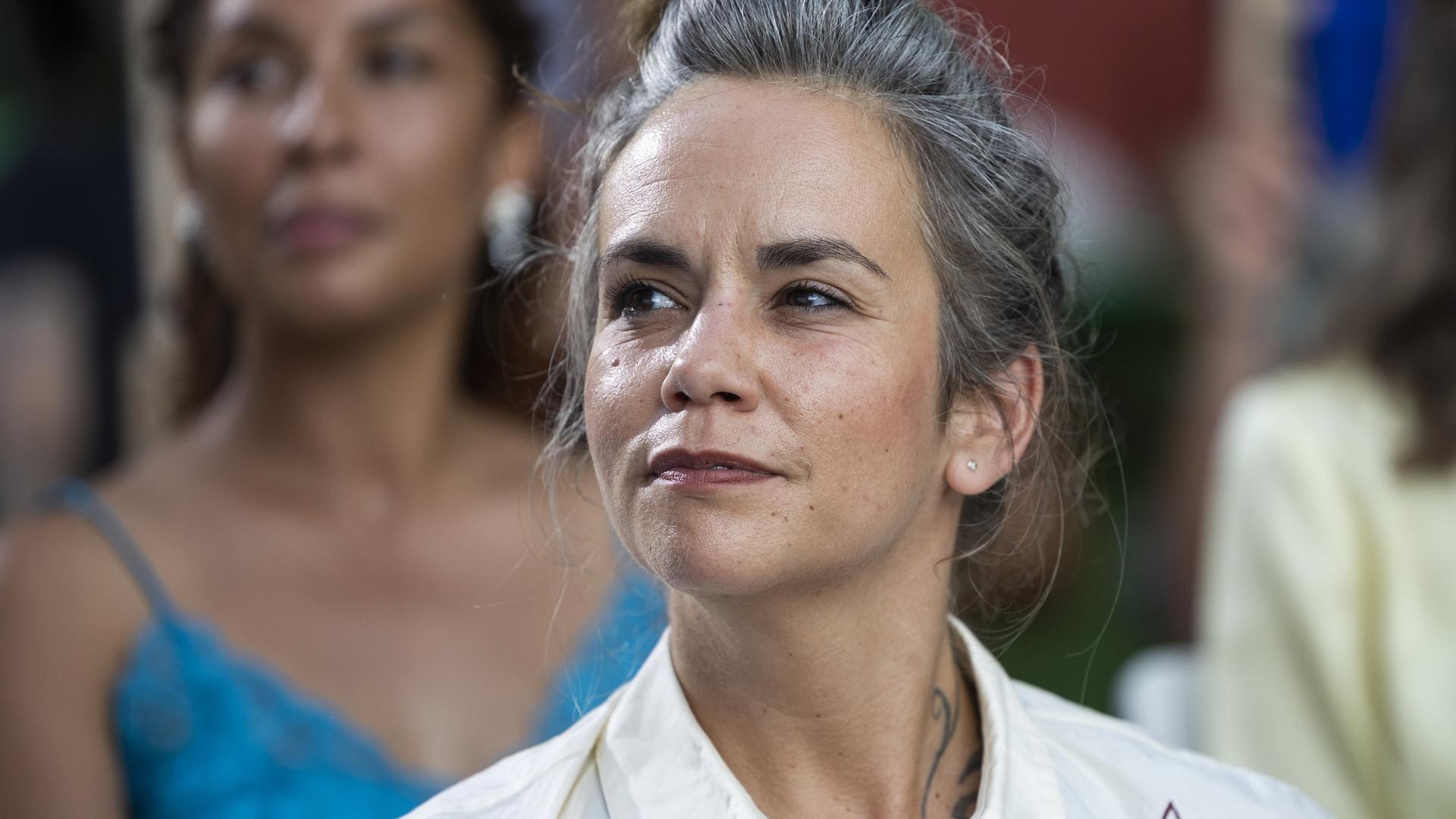 Natascha Gangl blickt leicht lächelnd zur Seite. Natascha Gangl blickt leicht lächelnd zur Seite.