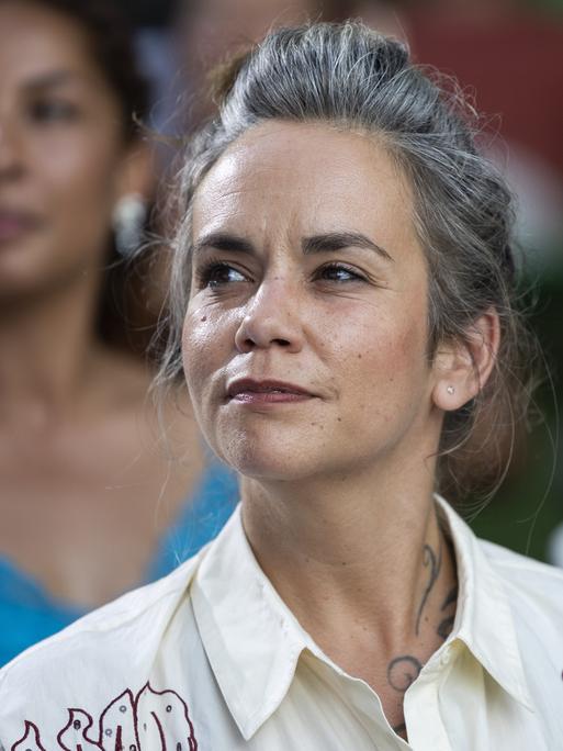 Natascha Gangl blickt leicht lächelnd zur Seite.