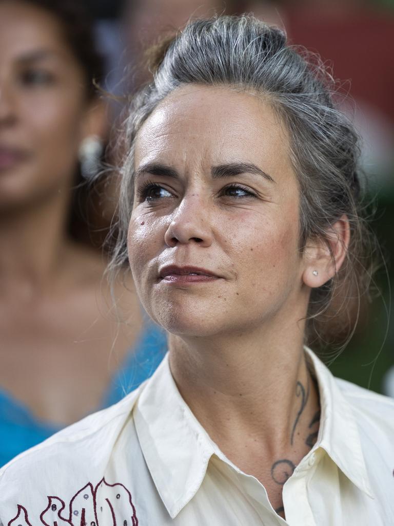 Natascha Gangl blickt leicht lächelnd zur Seite.