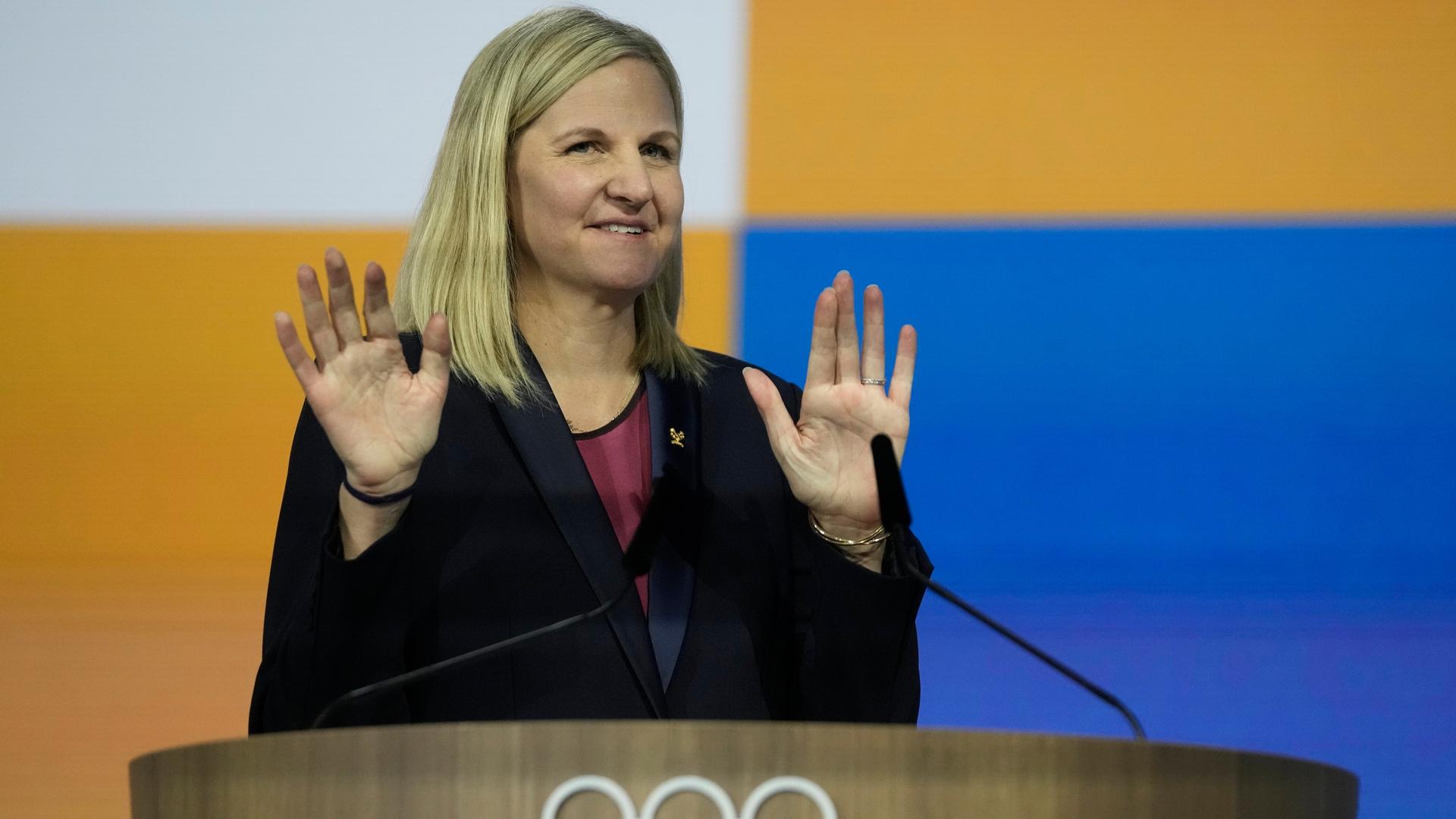 Kirsty Coventry nach ihrer Wahl zur neuen IOC-Präsidentin. Sie steht an einem Rednerpult und hebt die Hände.