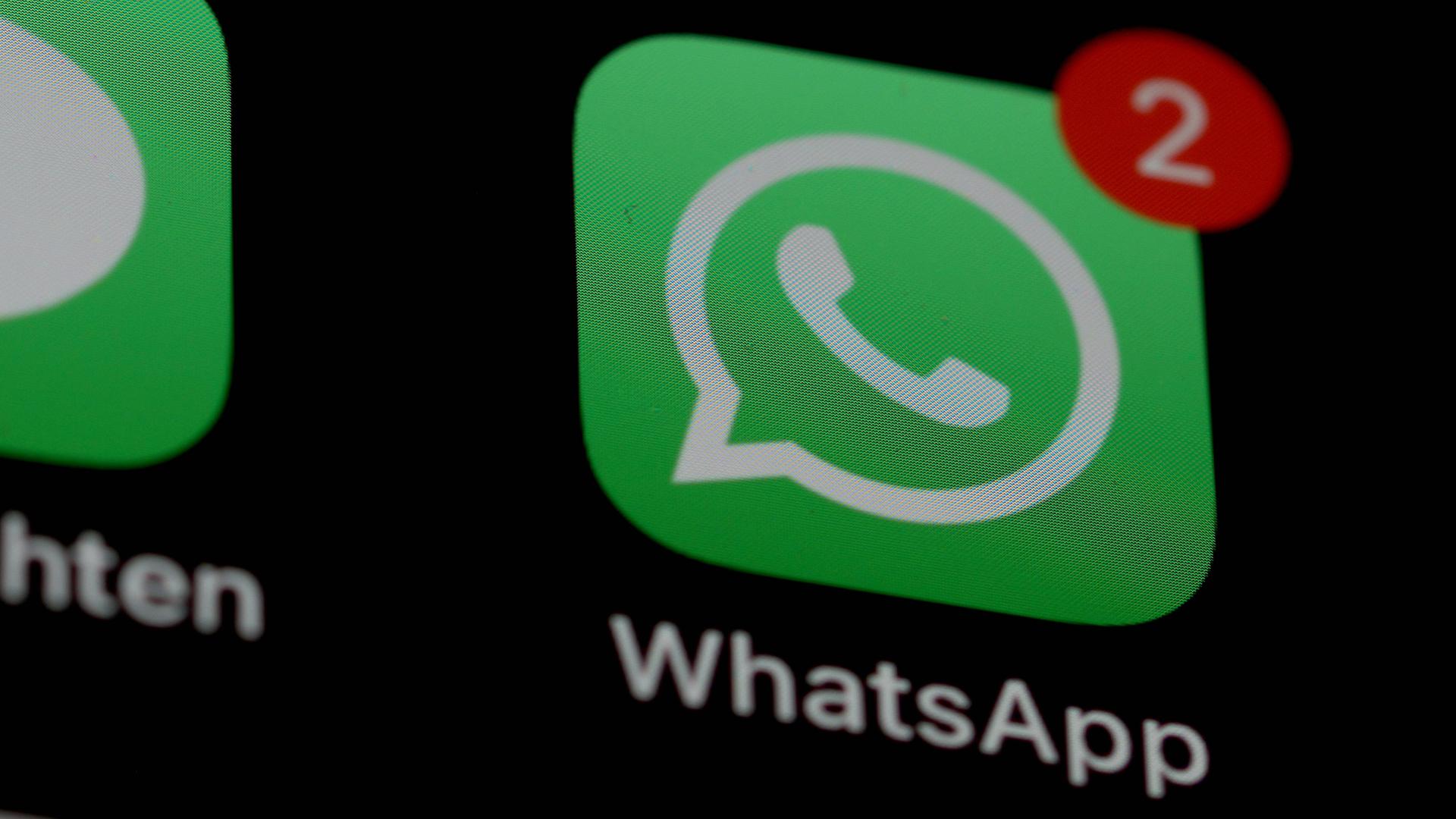 Das WhatsApp-Logo im Display eines Smartphones Das WhatsApp-Logo im Display eines Smartphones