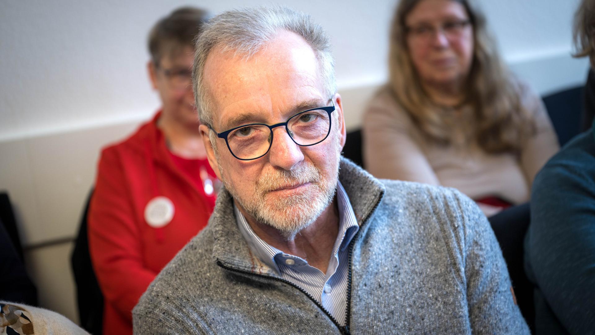 Johann Kühme, ehemaliger Präsident der Polizeidirektion Oldenburg, sitzt im Zuhörerbereich im Gerichtssaal vom Verwaltungsgericht Oldenburg.