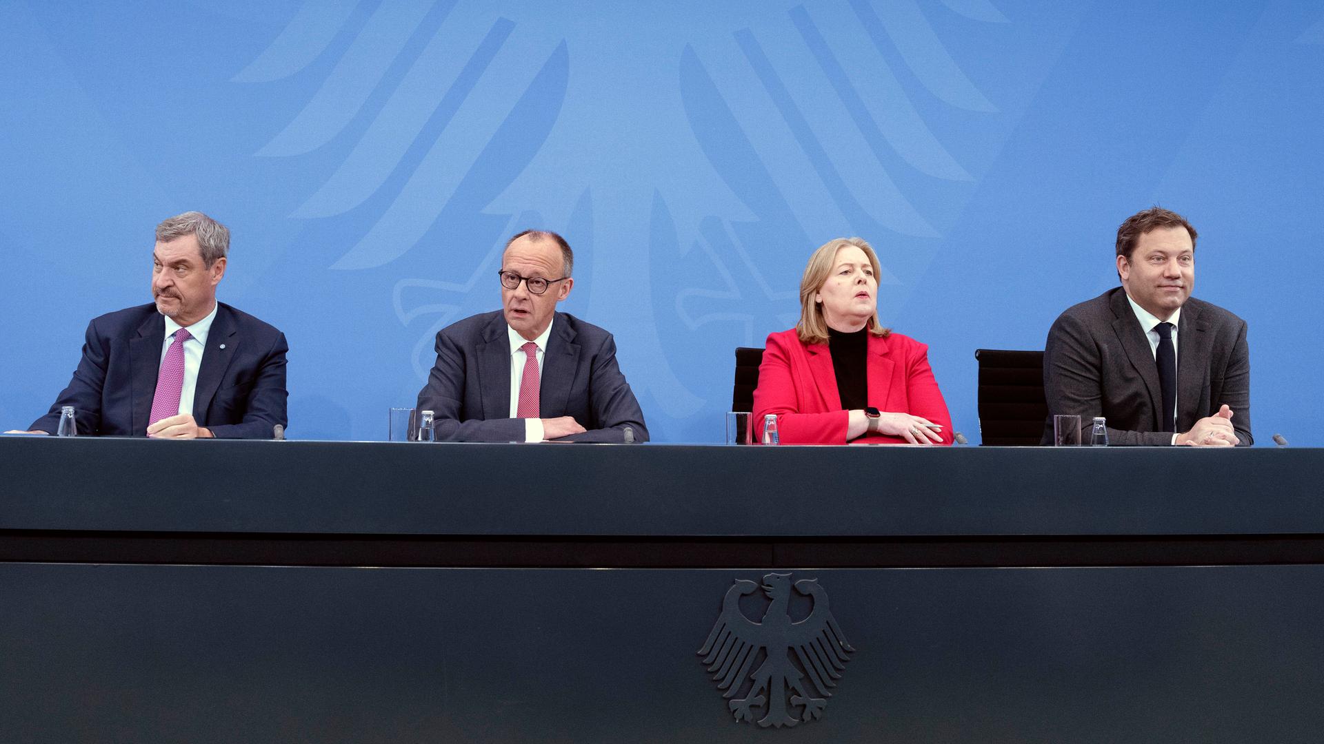 Markus Söder, Friedrich Merz, Bärbel Bas und Lars Klingbeil bei einem Pressestatment zu den Beschlüssen nach den Gesprächen der Koalition zur Entlastung der Bürger und Unternehmer im Kanzleramt am 13.04.2026