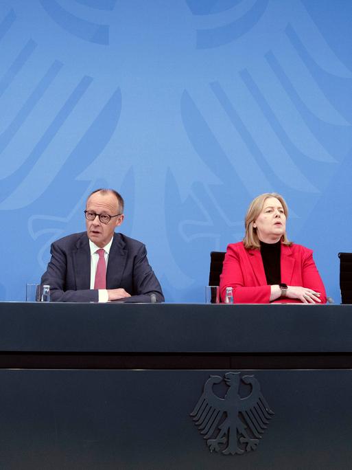 Markus Söder, Friedrich Merz, Bärbel Bas und Lars Klingbeil bei einem Pressestatment zu den Beschlüssen nach den Gesprächen der Koalition zur Entlastung der Bürger und Unternehmer im Kanzleramt am 13.04.2026