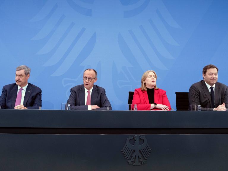 Markus Söder, Friedrich Merz, Bärbel Bas und Lars Klingbeil bei einem Pressestatment zu den Beschlüssen nach den Gesprächen der Koalition zur Entlastung der Bürger und Unternehmer im Kanzleramt am 13.04.2026