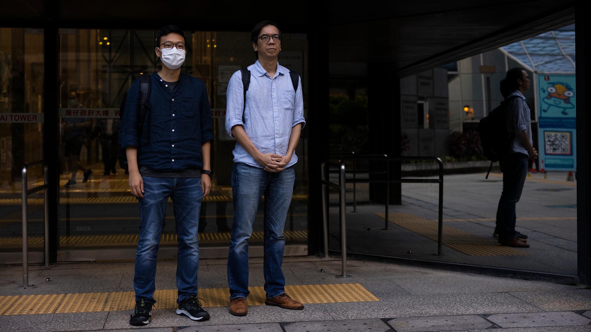 Chung Pui-kuen und Patrick Lam stehen vor dem Gerichtsgebäude in Hongkong. Chung Pui-kuen und Patrick Lam stehen vor dem Gerichtsgebäude in Hongkong.