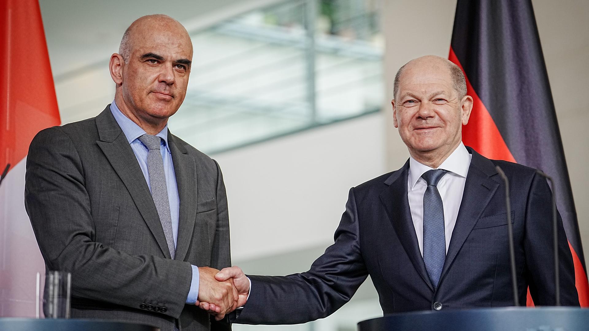 Berlin: Bundeskanzler Olaf Scholz (r) und Alain Berset, Bundespräsident der Schweiz, geben sich die Hand.