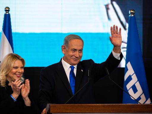 Likud-Chef Benjamin Netanjahu während eines Statements nach den ersten Wahlergebnissen. Neben ihm steht seine Frau Sara.