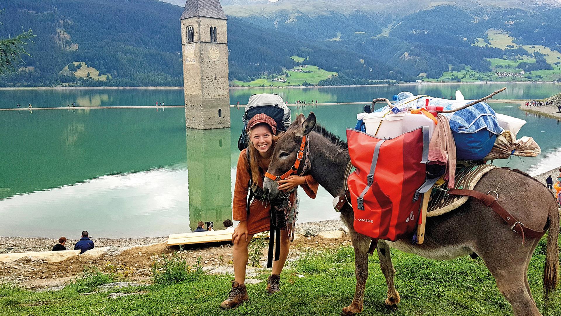 Lotta unterwegs auf ihrer Wanderung mit ihrem Esel Johnny, das Gepäcktragen teilen sie sich.