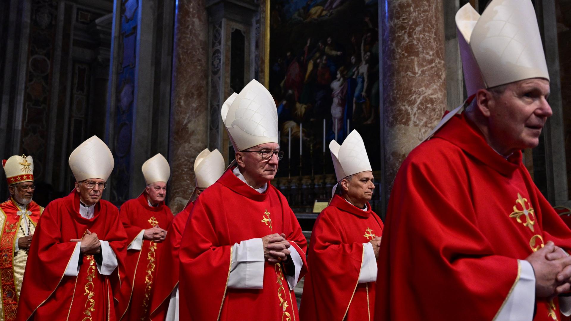 Kardinäle nehmen an der Novemdiale-Messe im Petersdom nach der Beerdigung des Papstes und vor dem Konklave im Vatikan am 2. Mai 2025 teil.