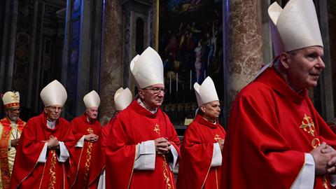 Kardinäle nehmen an der Novemdiale-Messe im Petersdom nach der Beerdigung des Papstes und vor dem Konklave im Vatikan am 2. Mai 2025 teil.