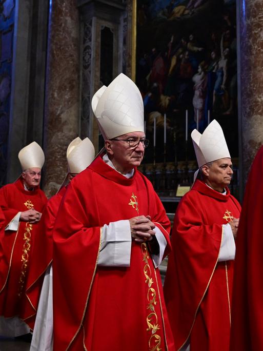 Kardinäle nehmen an der Novemdiale-Messe im Petersdom nach der Beerdigung des Papstes und vor dem Konklave im Vatikan am 2. Mai 2025 teil.