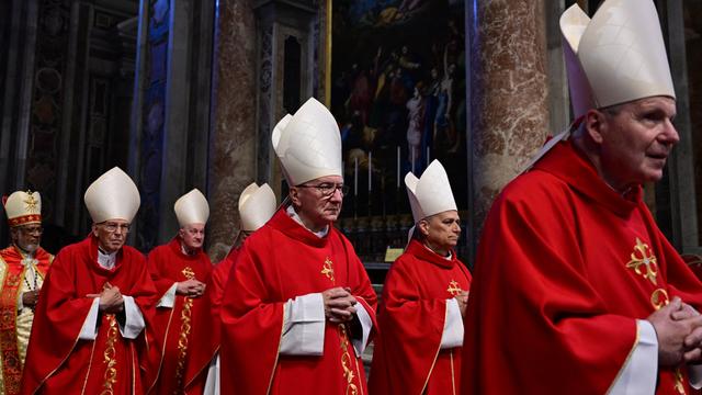 Kardinäle nehmen an der Novemdiale-Messe im Petersdom nach der Beerdigung des Papstes und vor dem Konklave im Vatikan am 2. Mai 2025 teil.