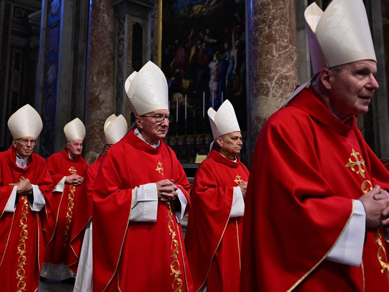 Kardinäle nehmen an der Novemdiale-Messe im Petersdom nach der Beerdigung des Papstes und vor dem Konklave im Vatikan am 2. Mai 2025 teil.