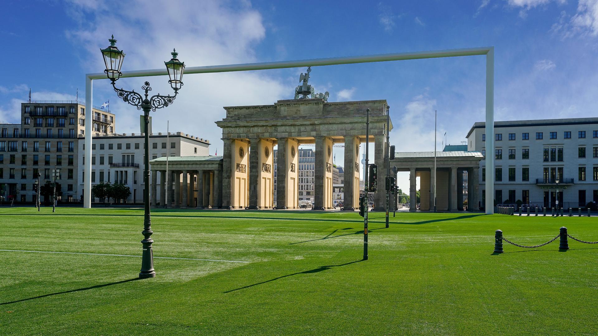 Vor dem Brandenburger Tor in Berlin ist ein riesiges Fußballtor aufgebaut, sowie ein Kunstrasen verlegt.