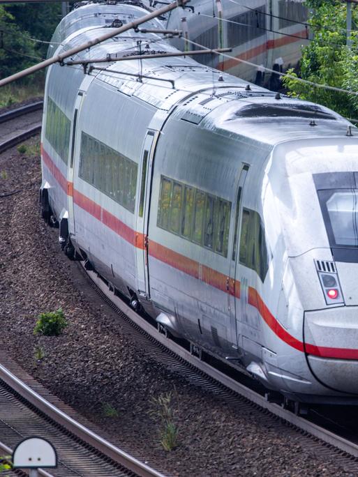 Einer der letzten ICE-Züge fährt vor der Streckensperrung für das neunmonatige Sanierungsprojekt des Eisenbahn-Streckenabschnitts zwischen Berlin und Hamburg auf den Gleisen in der Nähe des Bahnhofs.