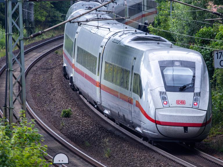 Einer der letzten ICE-Züge fährt vor der Streckensperrung für das neunmonatige Sanierungsprojekt des Eisenbahn-Streckenabschnitts zwischen Berlin und Hamburg auf den Gleisen in der Nähe des Bahnhofs.