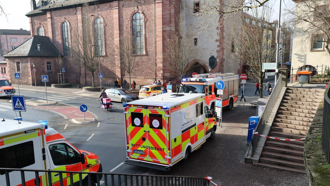 Fahrzeuge von Feuerwehr und Rettungsdiensten stehen in der Nähe eines Tatortes. Bei einer Gewalttat in einem Park sind nach ersten Erkenntnissen mehrere Menschen mutmaßlich durch eine Stichwaffe schwer verletzt worden.