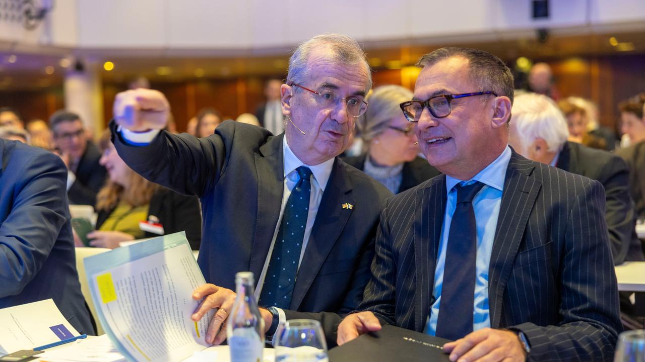 Joachim Nagel (r), Präsident der Deutschen Bundesbank, unterhält sich mit seinem französischen Kollegen François Villeroy de Galhau auf dem "Frankfurt European Banking Congress".