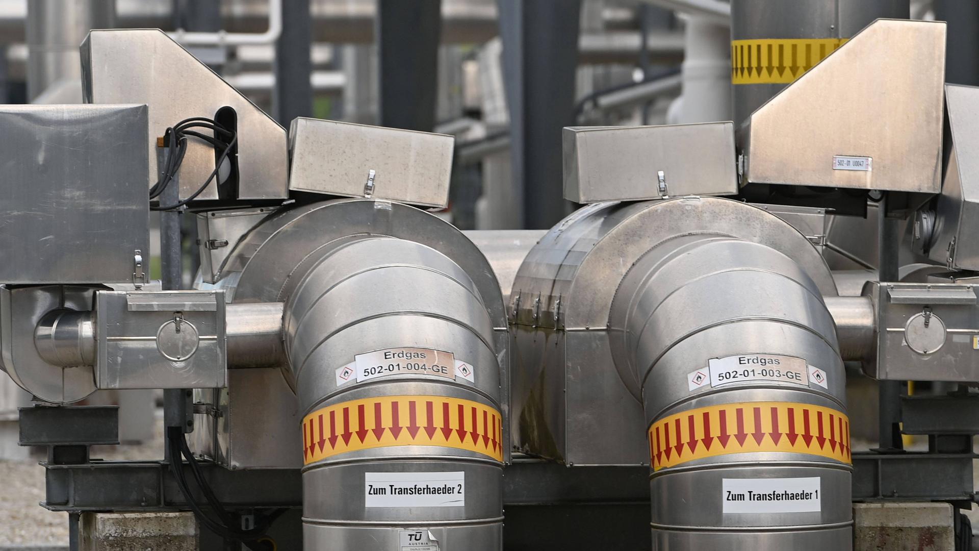 Zu sehen sind zwei silberne Rohre in einem Gasspeicher Zu sehen sind zwei silberne Rohre in einem Gasspeicher