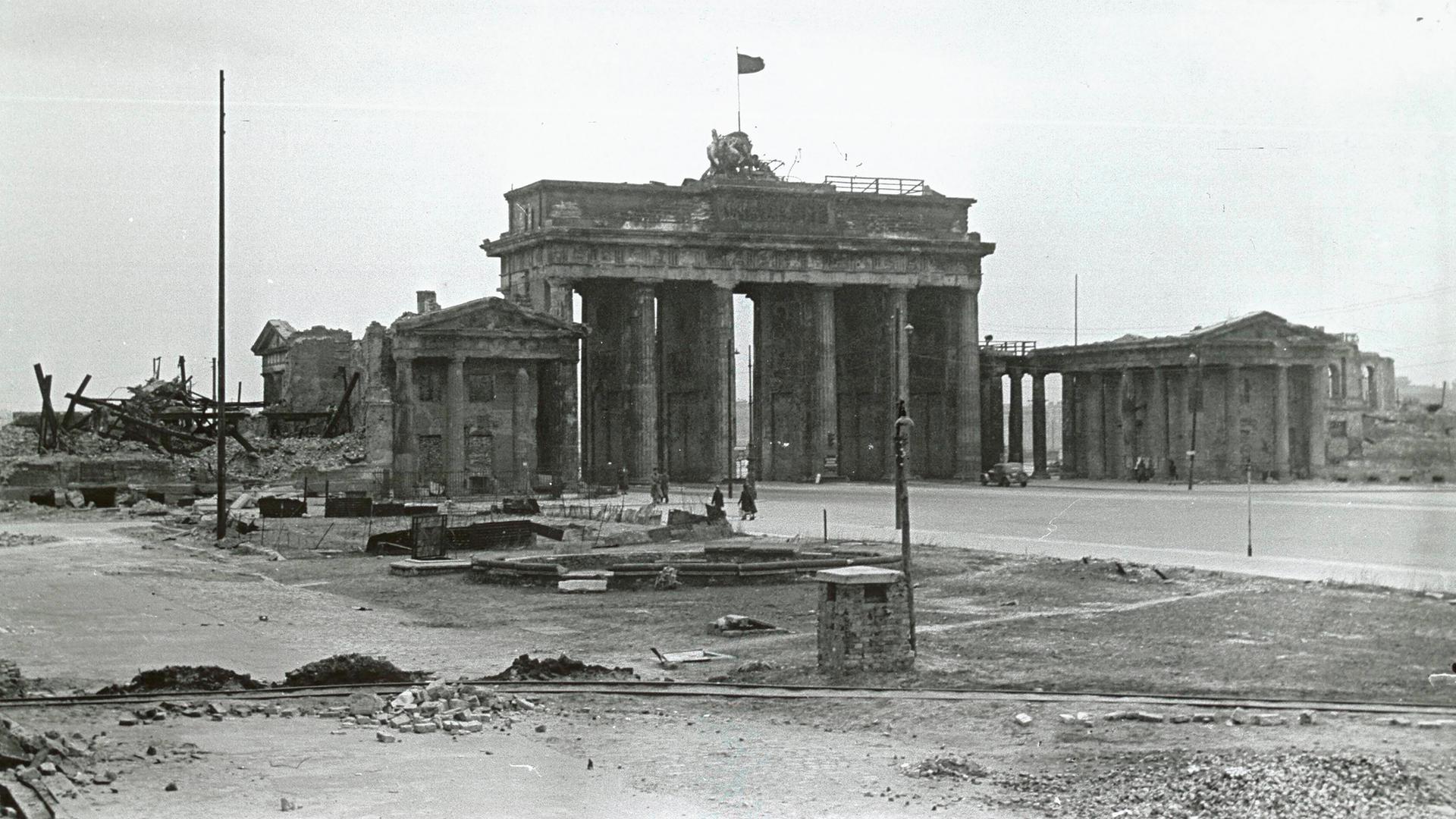 Das Brandenburger Tor und der Pariser Platz nach dem 2. Weltkrieg Das Brandenburger Tor und der Pariser Platz nach dem 2. Weltkrieg