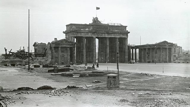Das Brandenburger Tor und der Pariser Platz nach dem 2. Weltkrieg