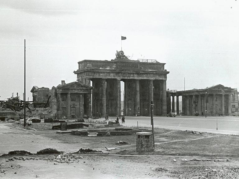 Das Brandenburger Tor und der Pariser Platz nach dem 2. Weltkrieg Das Brandenburger Tor und der Pariser Platz nach dem 2. Weltkrieg