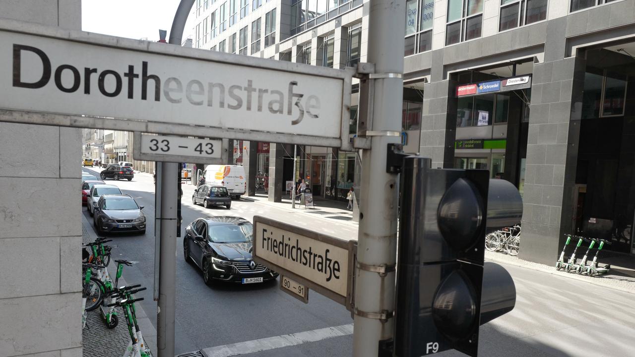 Berlin: Blick auf die Friedrichstraße zwischen der Straße Unter den Linden und der Dorotheenstraße. 