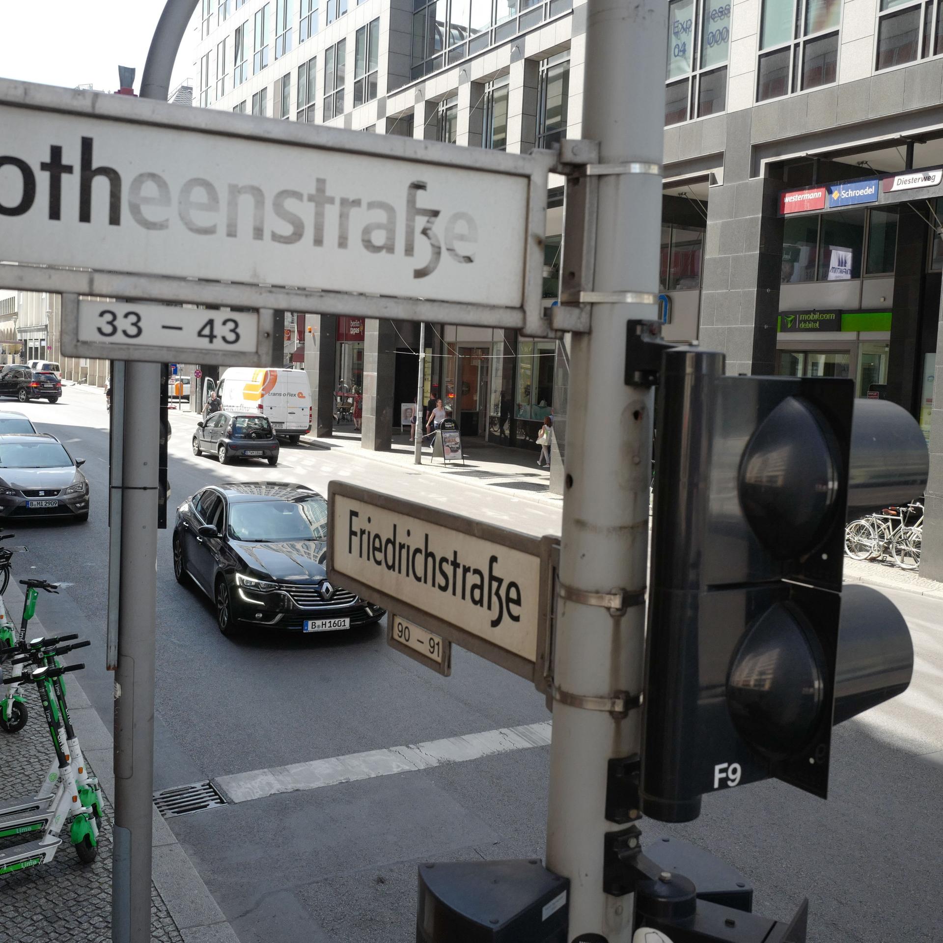 Berlin: Blick auf die Friedrichstraße zwischen der Straße Unter den Linden und der Dorotheenstraße. 