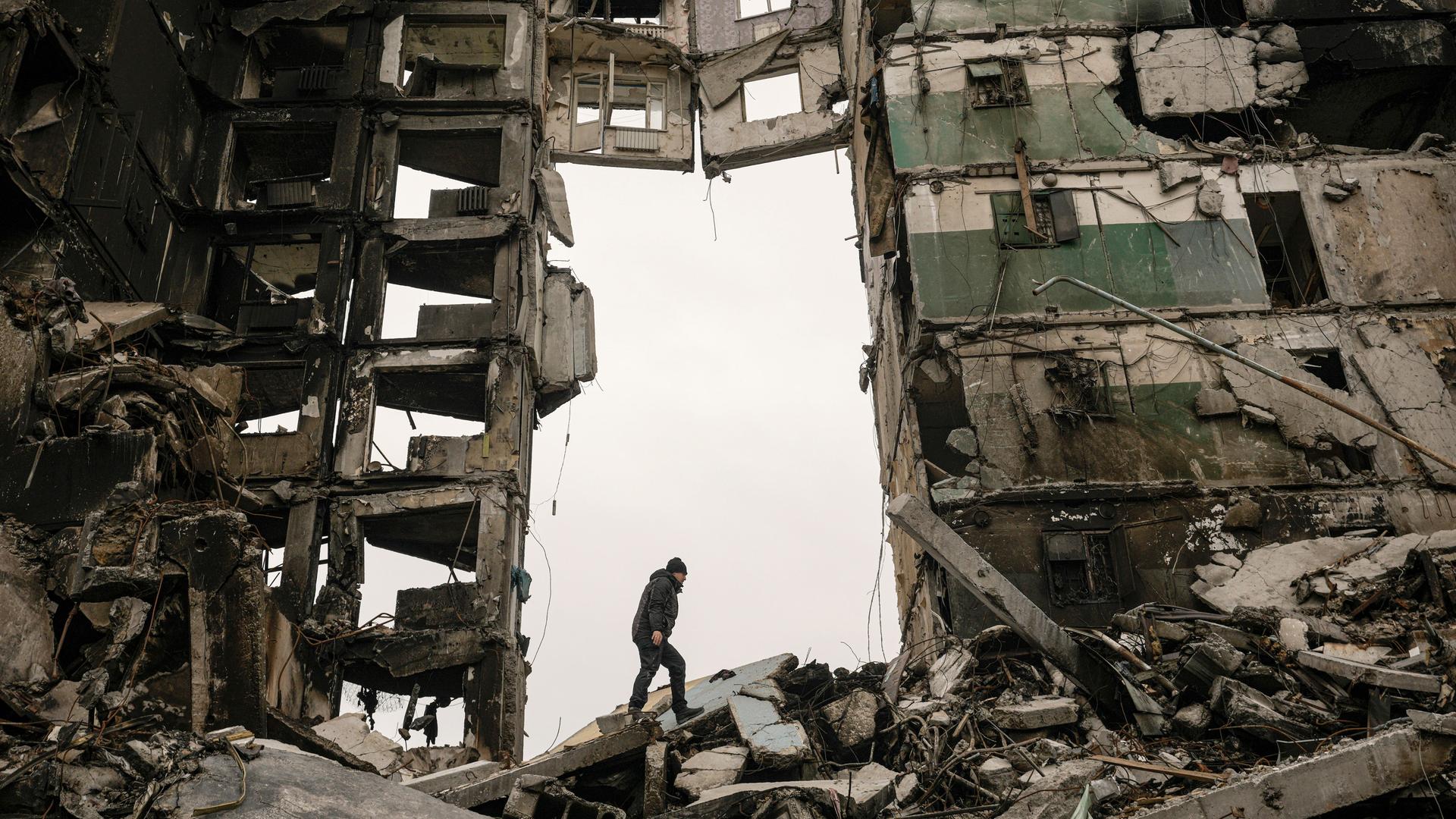 Ein Bewohner sucht nach Habseligkeiten in einem Wohnhaus, das während der Kämpfe zwischen ukrainischen und russischen Truppen in Borodyanka, Ukraine, am 5. April 2022 zerstört wurde.