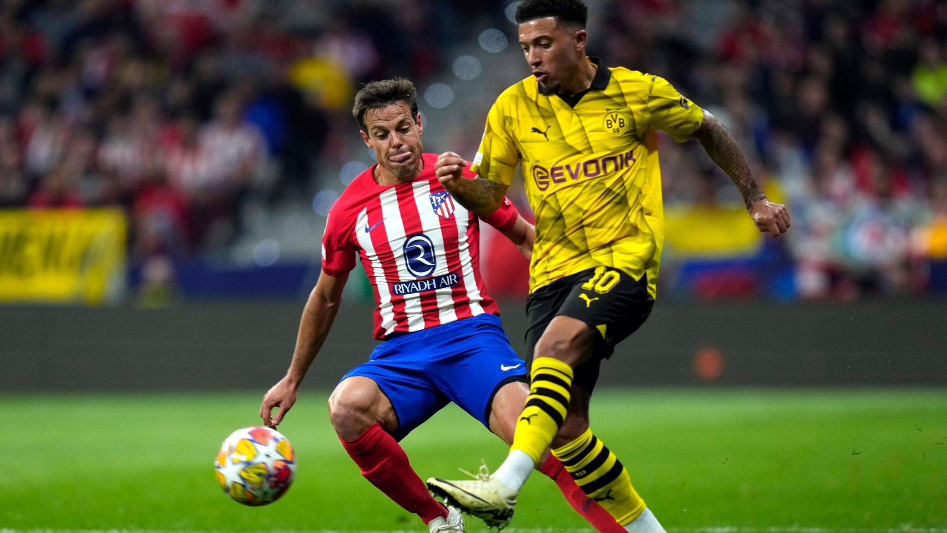 Borussia Dortmunds Jadon Sancho im Zweikampf mit Cesar Azpilicueta von Atletico Madrid