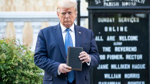 Donald Trump hält eine Bibel fest
