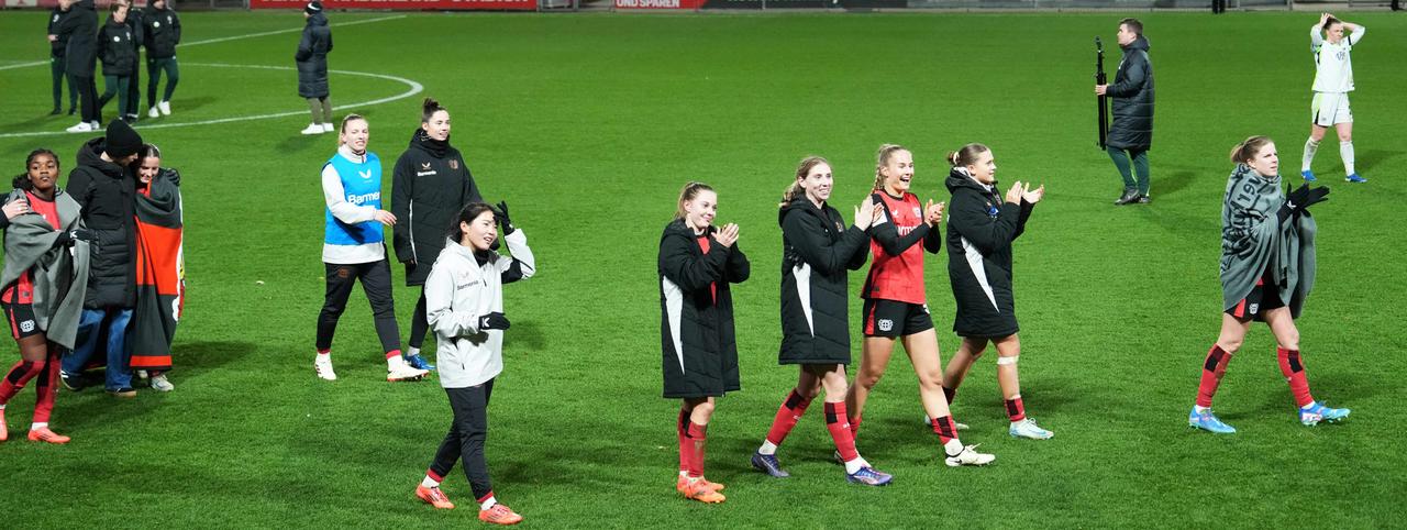 Leverkusen klatschen nach dem Spiel in Richtung der Tribüne.