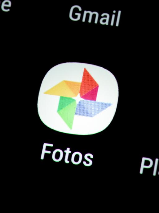 Das App-Icon "Google Fotos" auf einem Smartphone. 