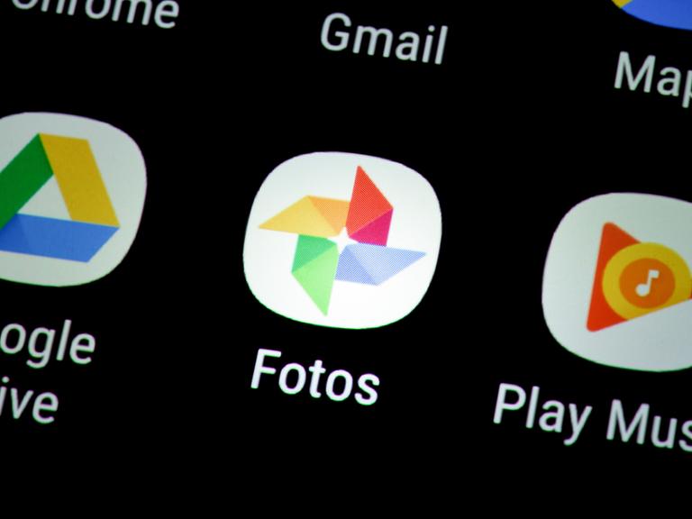 Das App-Icon "Google Fotos" auf einem Smartphone. 