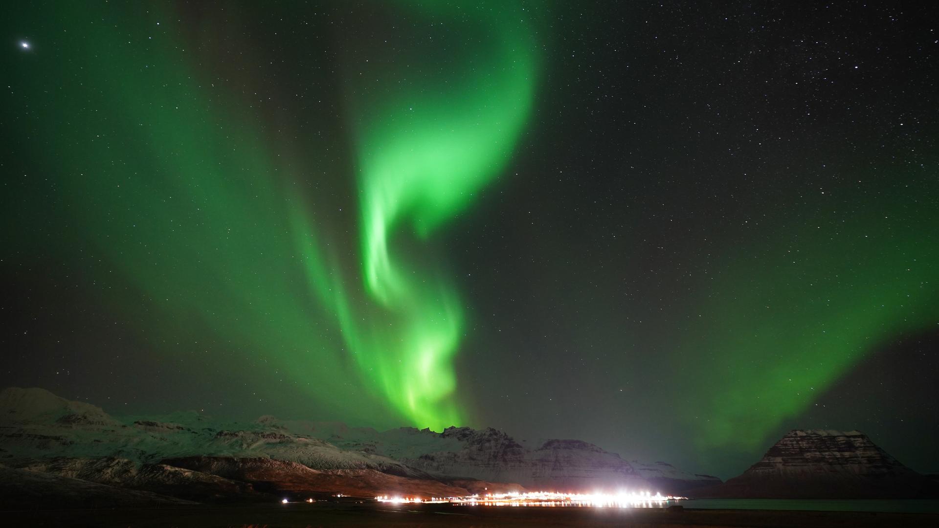 Großes grünes Nordlicht am Himmel über der nächtlichen Küste von Island in der Nähe der Stadt Grundarfjordur